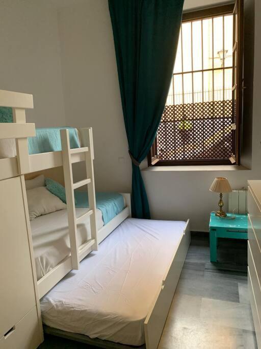 Beautiful Silent Apartment Private Parking Séville Extérieur photo